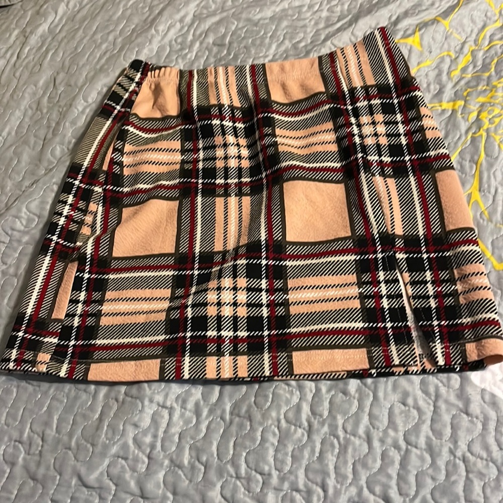 Plaid skirt with slit on the side